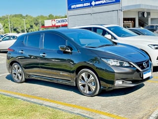 Foto de um nissan leaf oportunidade elétrico barato.