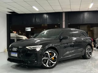 Foto de um audi e-tron performa. black aut. 2021 (elétrico).