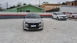 Foto de um peugeot e-208 208e elétrico e-gt automático+ ipva 2024 pago.