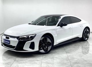 Foto de um audi rs e-tron gt quattro elétrico 2022 apenas 7.800 km.