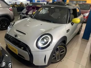 Foto de um mini cooper - elétrico.