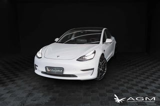 Foto de um tesla model 3 elétrico awd performance.