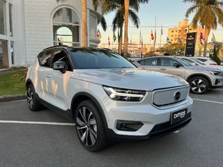 Foto de um volvo xc40 p8 recharge eletric bev pure awd.