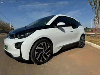 Foto de um bmw i3 elétrica.