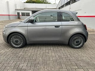 Foto de um fiat 500 e icon.