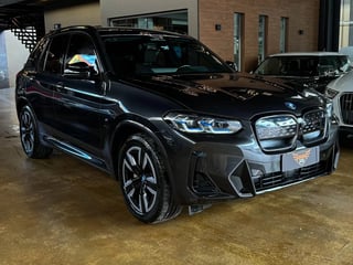 Foto de um bmw ix 3 m sport elétrico cinza 2023/2024.