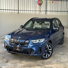 Foto de um bmw ix 3 elétrico.