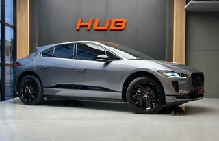 Foto de um jaguar i-pace i pace ev 400 black edition elétrico awd.