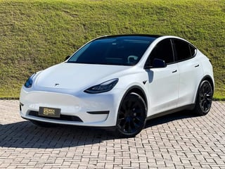 Foto de um tesla model y long range branca 2021/2021.