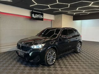 Foto de um bmw ix1 xdrive 30 m sport (elétrico).