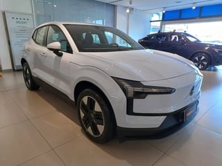 Foto de um volvo ex30 69 kw elétrico core.