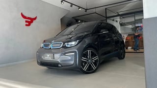 Foto de um bmw i3 elétrico edrive bev full automático.