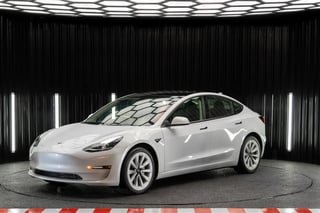 Foto de um tesla model 3 elétrico awd performance.