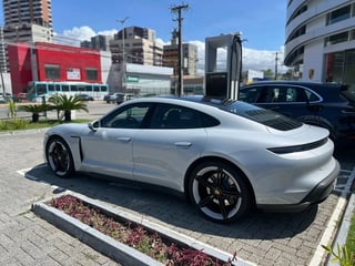 Foto de um porsche taycan 4s 2022.