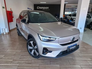 Foto de um volvo xc40 p6 recharge electric plus.