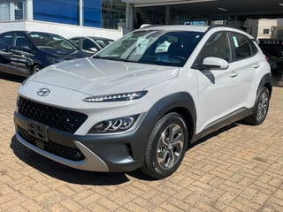 Foto de um hyundai trajet kona hybrid.