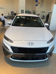 Foto de um hyundai trajet kona hybrid.