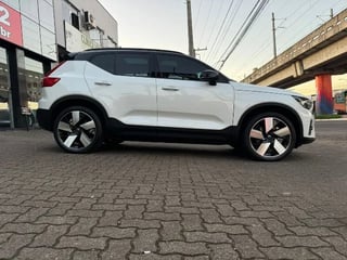 Foto de um volvo xc40 recharde plus 100% elétrico ano 2023.