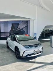 Foto de um byd dolphin plus 2025 com autonomia de 330km.