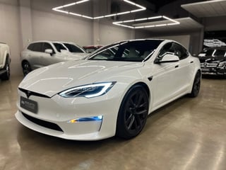 Foto de um tesla model s plaid.