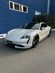 Foto de um porsche taycan turbo.