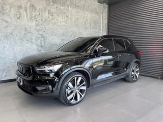 Foto de um volvo xc40 x40 p8 100% elétrico.