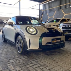 Foto de um mini cooper / s eletric 2022.