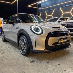 Foto de um mini cooper s elétrico 2022.