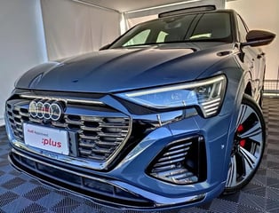 Foto de um audi q8 e-tron sportback performance black 2024.