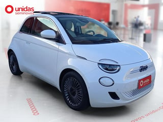 Foto de um fiat 500e 2022 icon elétrico.