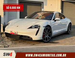 Foto de um porsche taycan 4s elétrico.