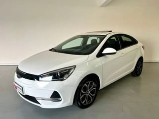 Foto de um chery arrizo 5 elétrico.