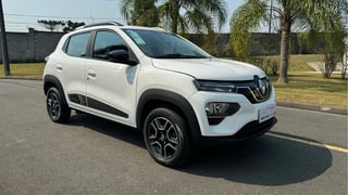 Foto de um renault kwid e-tech 100 % elétrico 2023.