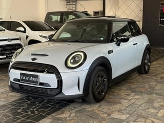 Foto de um mini cooper 2022 se top 2p elétrico.