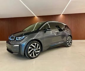 Foto de um bmw i3 elétrico edrive bev full.