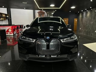 Foto de um bmw ix 2023 elétrico xdrive40.