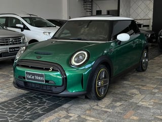 Foto de um mini cooper 2022 se top 2p elétrico.