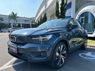 Foto de um volvo xc40 p8 recharge eletric bev pure awd.