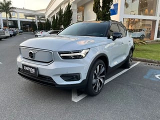 Foto de um volvo xc40 p8 recharge eletric bev pure awd.