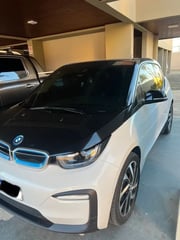 Foto de um bmw i3 elétrica.