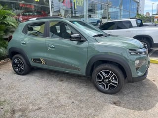 Foto de um renault kwid e-tech 100% elétrico.