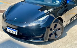 Foto de um tesla model 3 longe range performance awd.