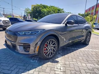 Foto de um ford mustang e-tech at 2023 - c/ 3 mil km rodados  único dono!!!!!.