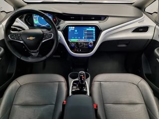 Foto de um chevrolet bolt premier 100% elétrico.