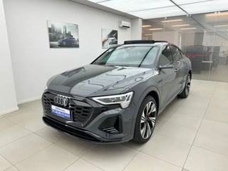 Foto de um audi q8 e-tron 2024 55 elétrico sportback performance black quattro.