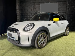 Foto de um mini cooper s electric prata 2022/2023.