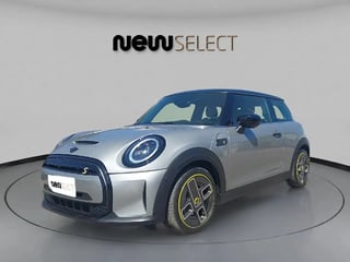 Foto de um mini cooper se top 2p elétrico.