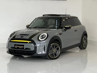 Foto de um mini cooper /  s electric cinza 2021/2022.