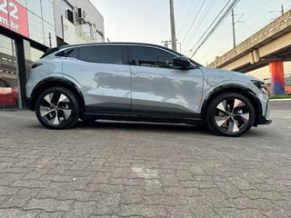 Foto de um renault megane e-tech 2024 100% eletrico.