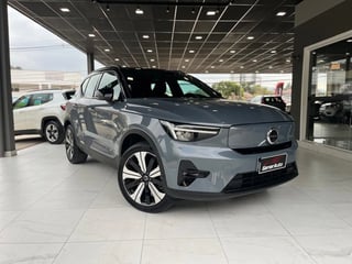 Foto de um volvo xc40 /  6 plus cinza 2022/2023.